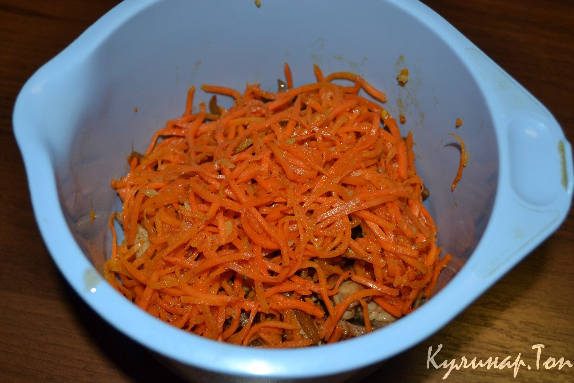 Салат рыжик рецепт. Салат Рыжик с морковью и курицей. Салат Рыжик с морковью. Салат Рыжик с морковью крабовыми палочками. Фото салата Рыжик.
