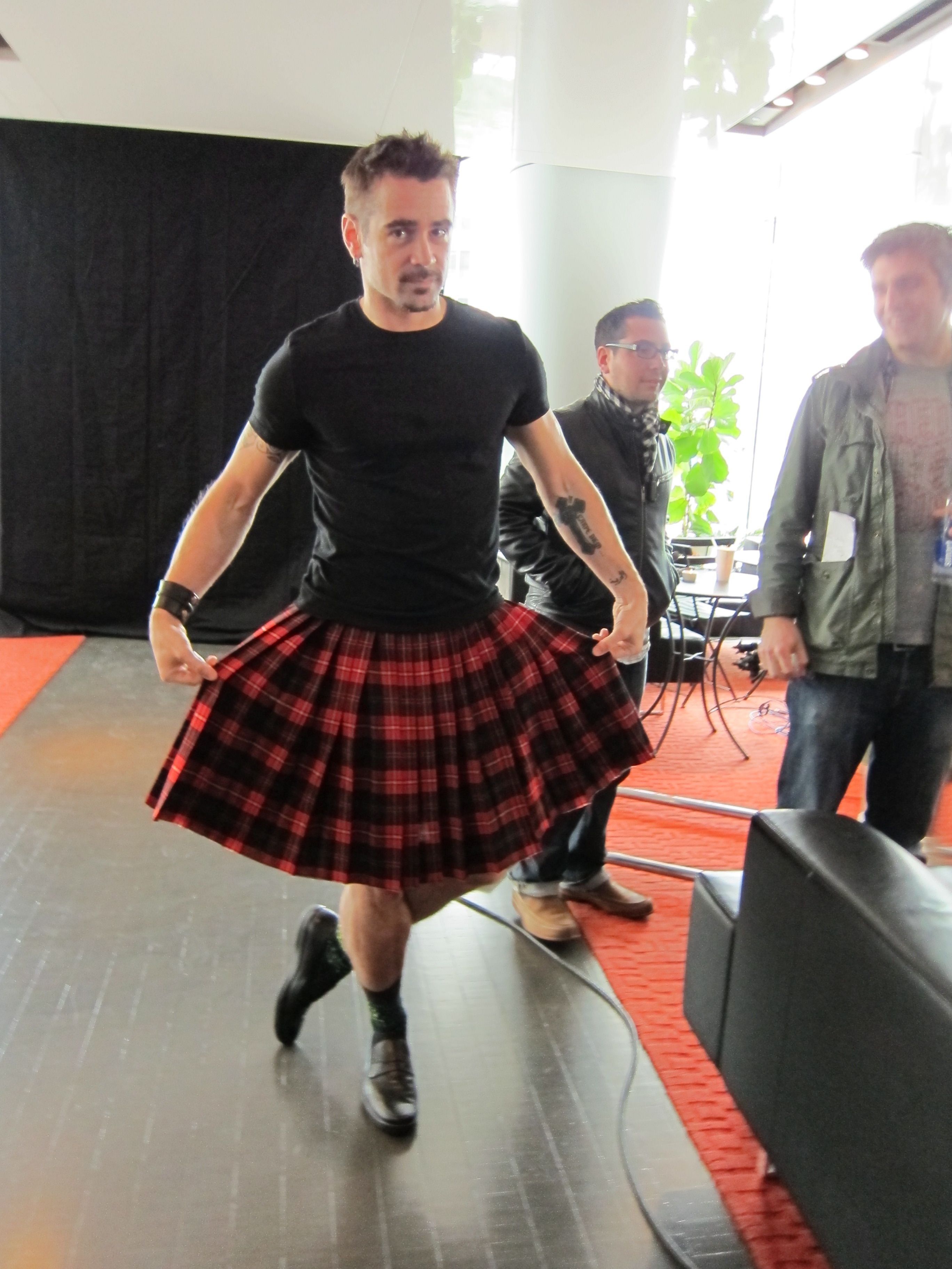 Красивые парни в юбках. Колин Фаррелл в килте. Шотландский килт Юэн МАКГРЕГОР. Шотландия парни килт.