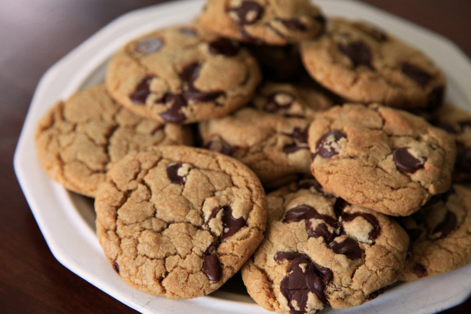 Cookie post. Кукис с шоколадной крошкой. Кукис печенье шоколадное. Печенье с шоколадной крошкой. Песочное печенье с шоколадной крошкой.