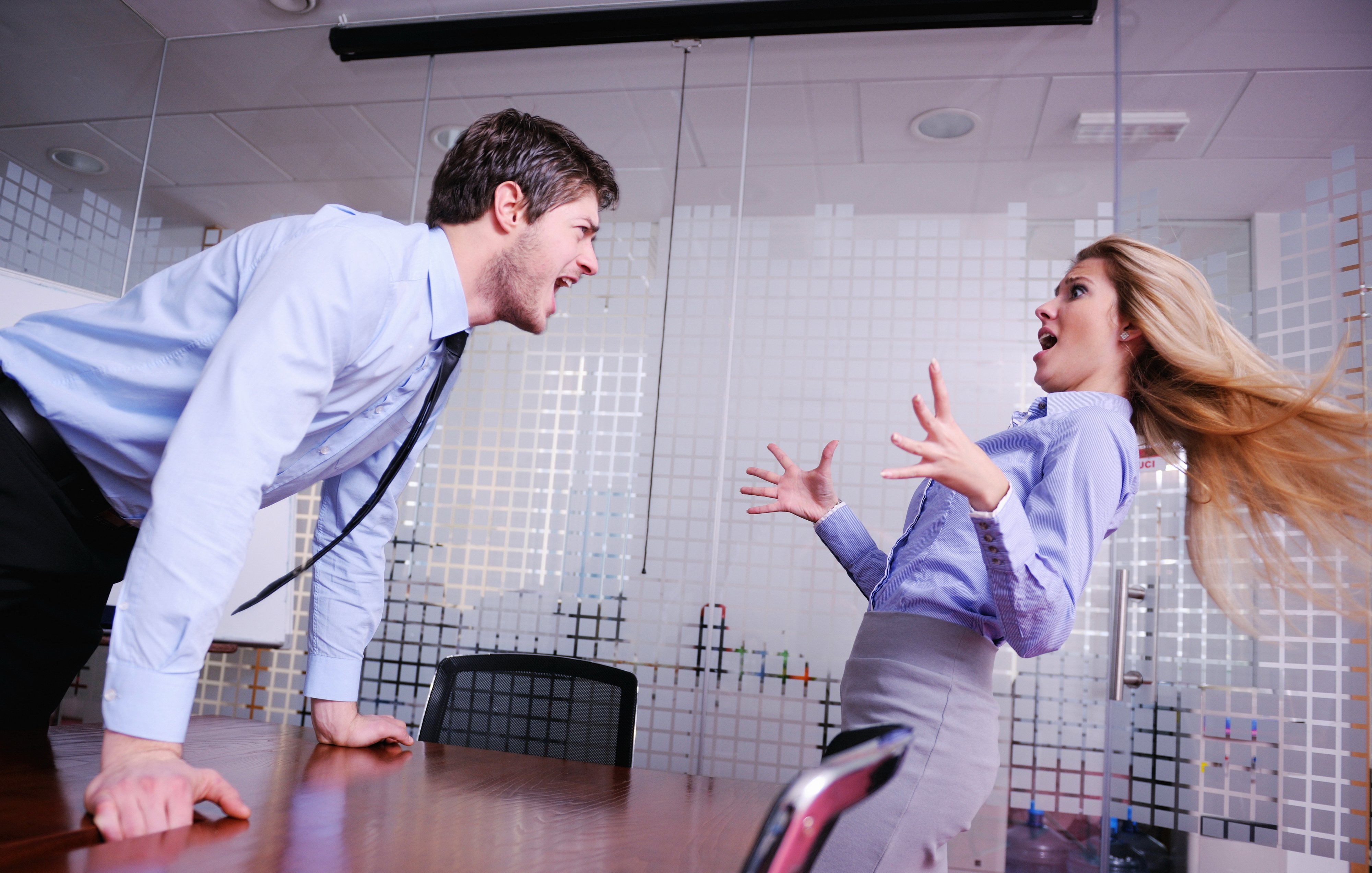 Мужчина стал агрессивным. Ситуация в офисе. Кричит в офисе. Кричащий мужчина в офисе. Мужчина кричит в офисе.