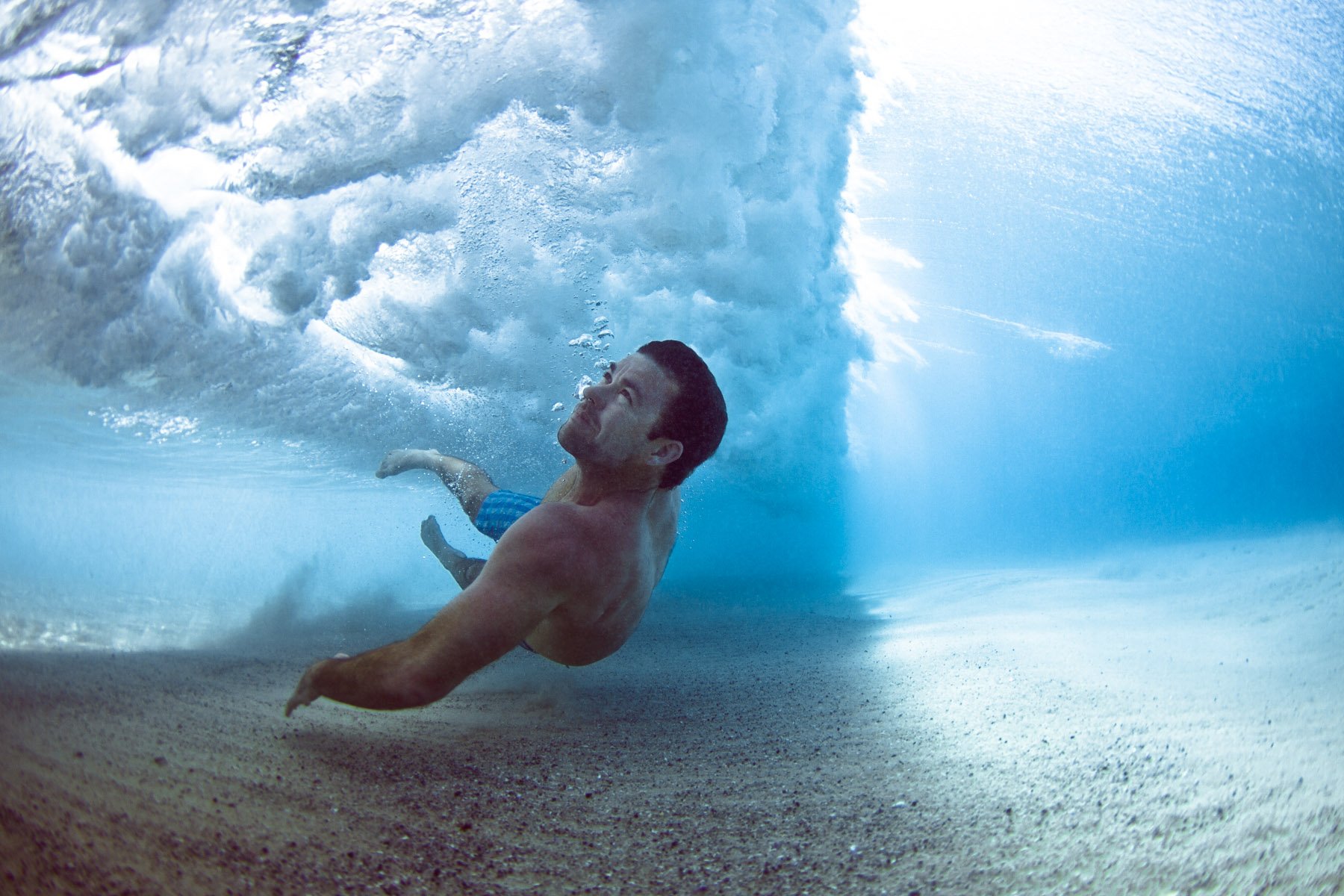 Люди пода. Человек под водой. Вода и человек. Люди на море. Фотосессия под водой.