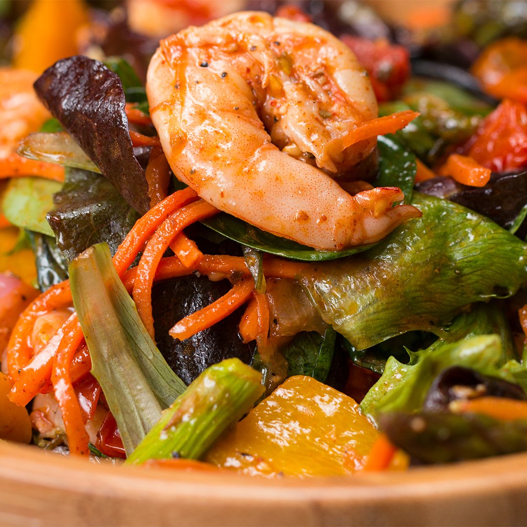 Рецепт креветок с овощами на сковороде. Морепродукты с овощами. Салат из жареных овощей. Морепродукты жареные с овощами. Салат с морепродуктами и овощами.
