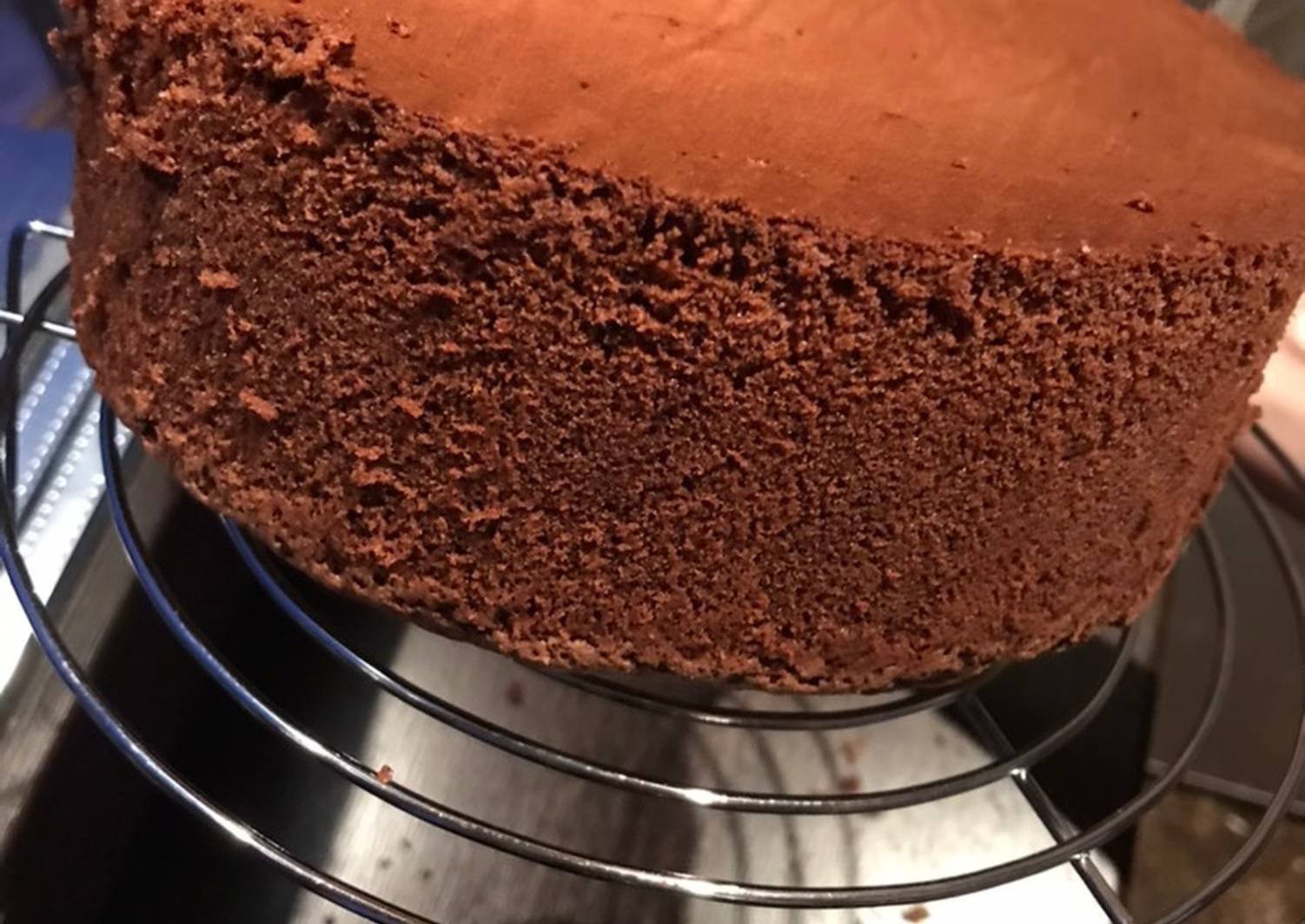 Простой рецепт шоколадного бисквита в духовке. Шоколадный шифоновый бисквит. Бисквит шоколадный классический. Бисквит с какао. Шоколадный бисквит для торта.