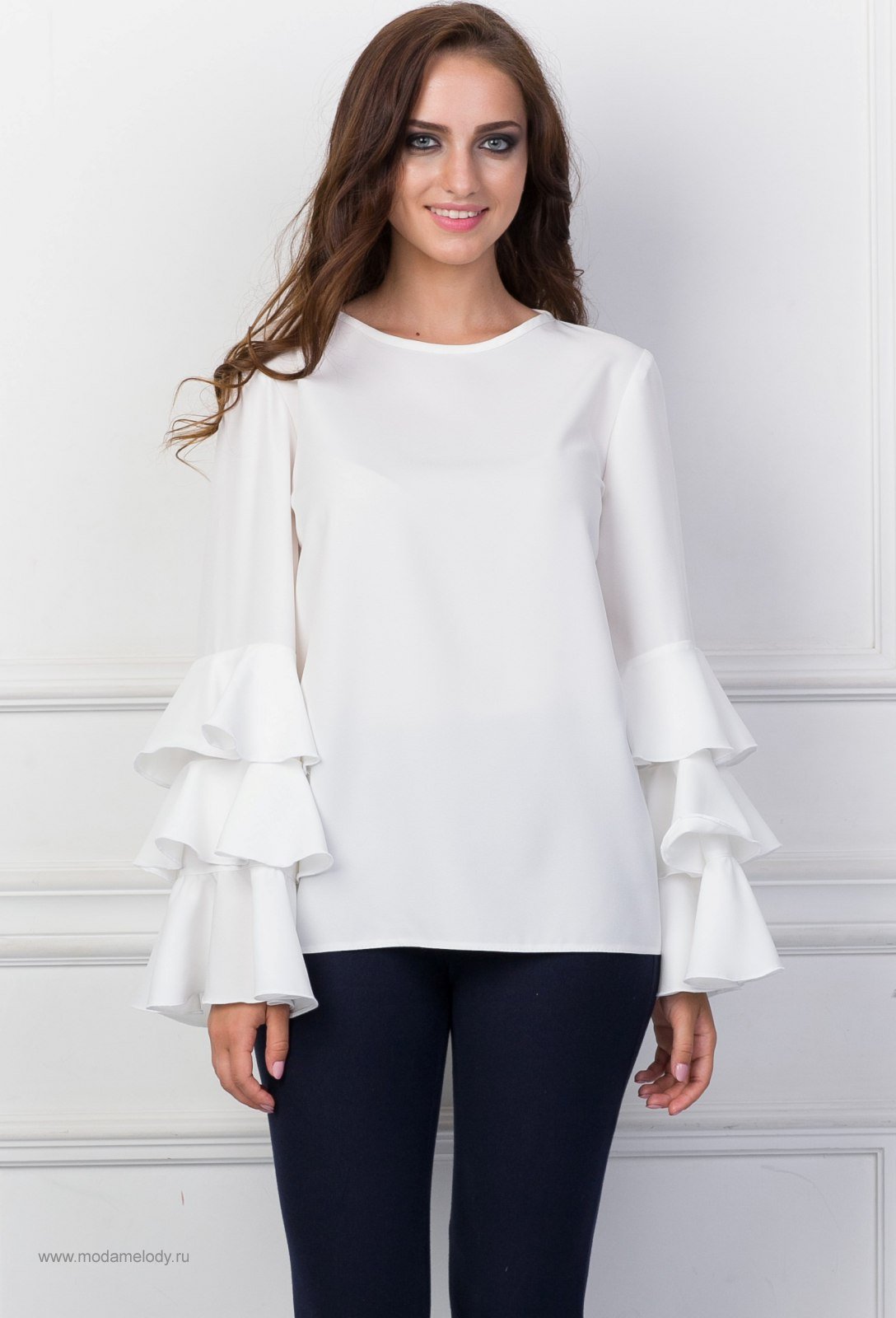Белая блузка с расклешенными рукавами