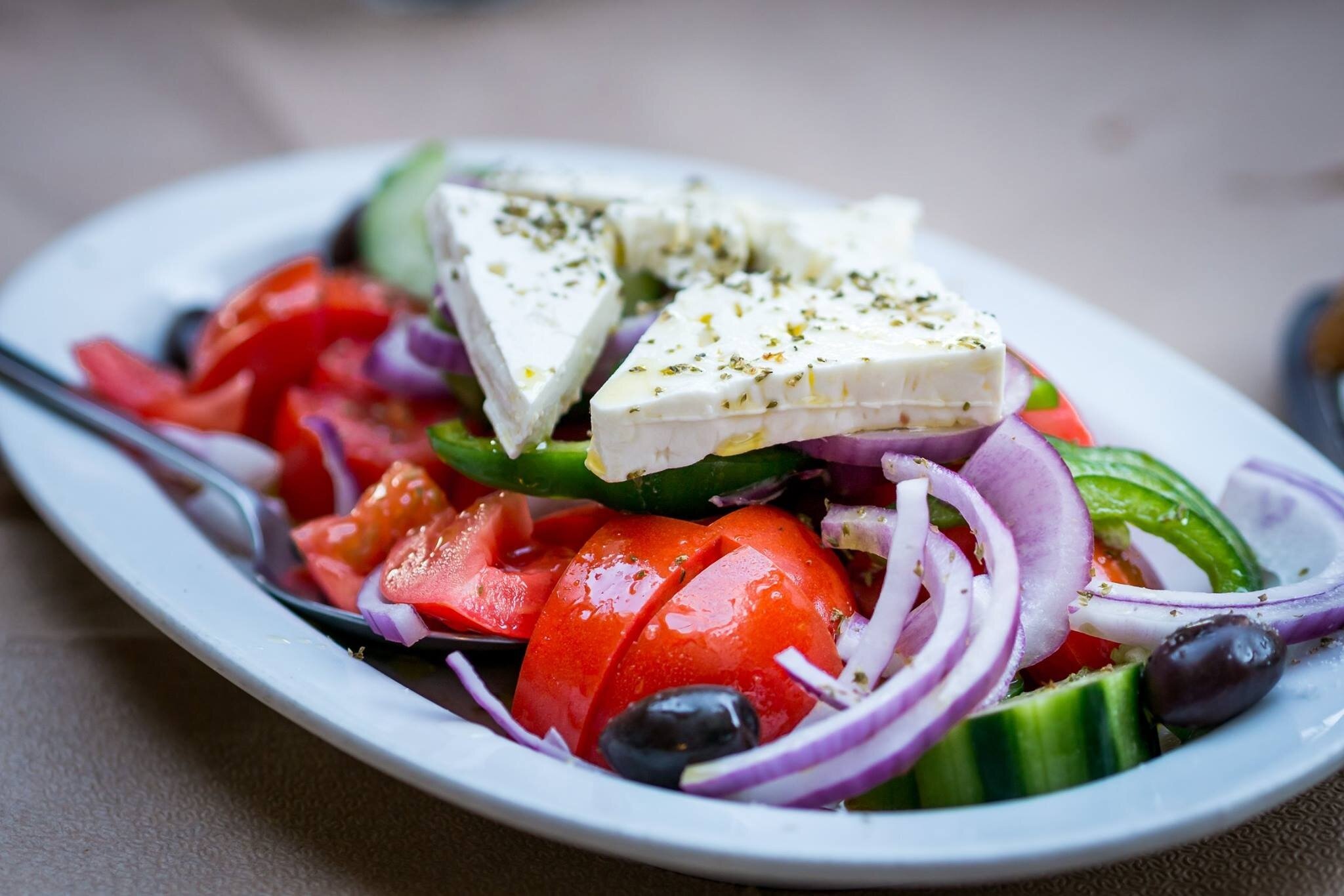 Настоящий греческий. Greek Salad(греческий салат). Хорьятики греческий. Сыр халуми. Греческий с фетой.