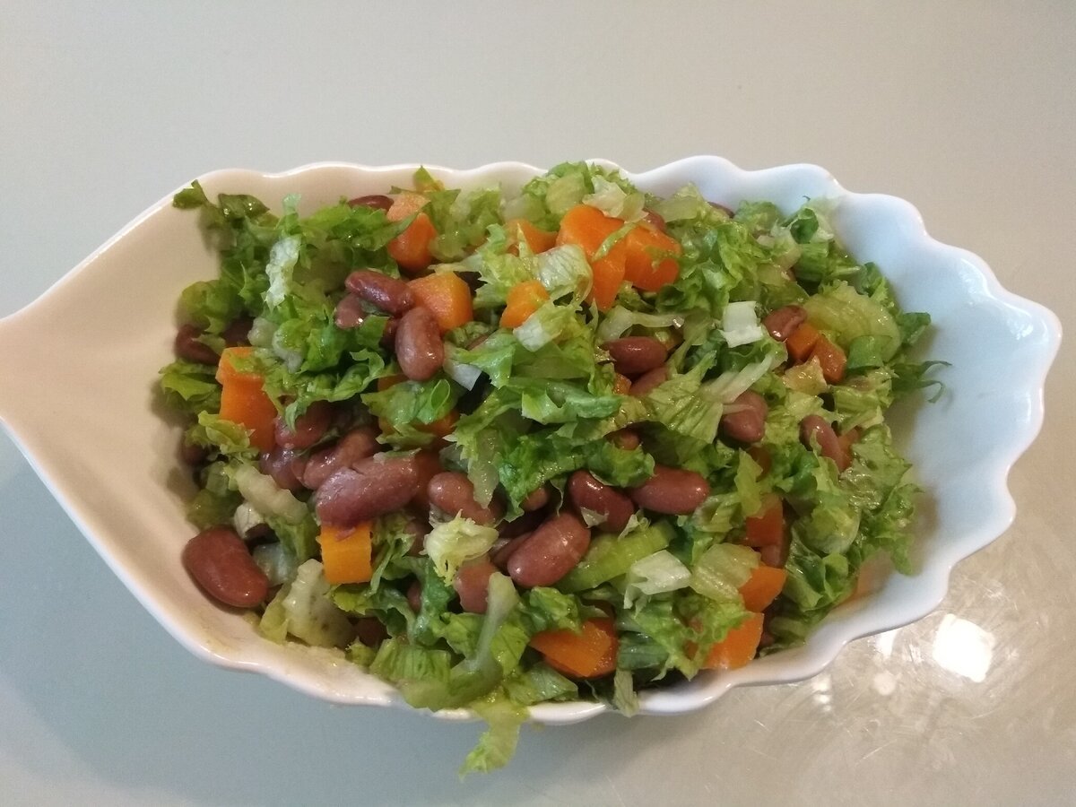 Салат фасоль печень морковь. Салат фасоль. Салат с фасолью и листьями салата. Салат с салатными листьями и фасолью. Салат с фасолью и огурцом.