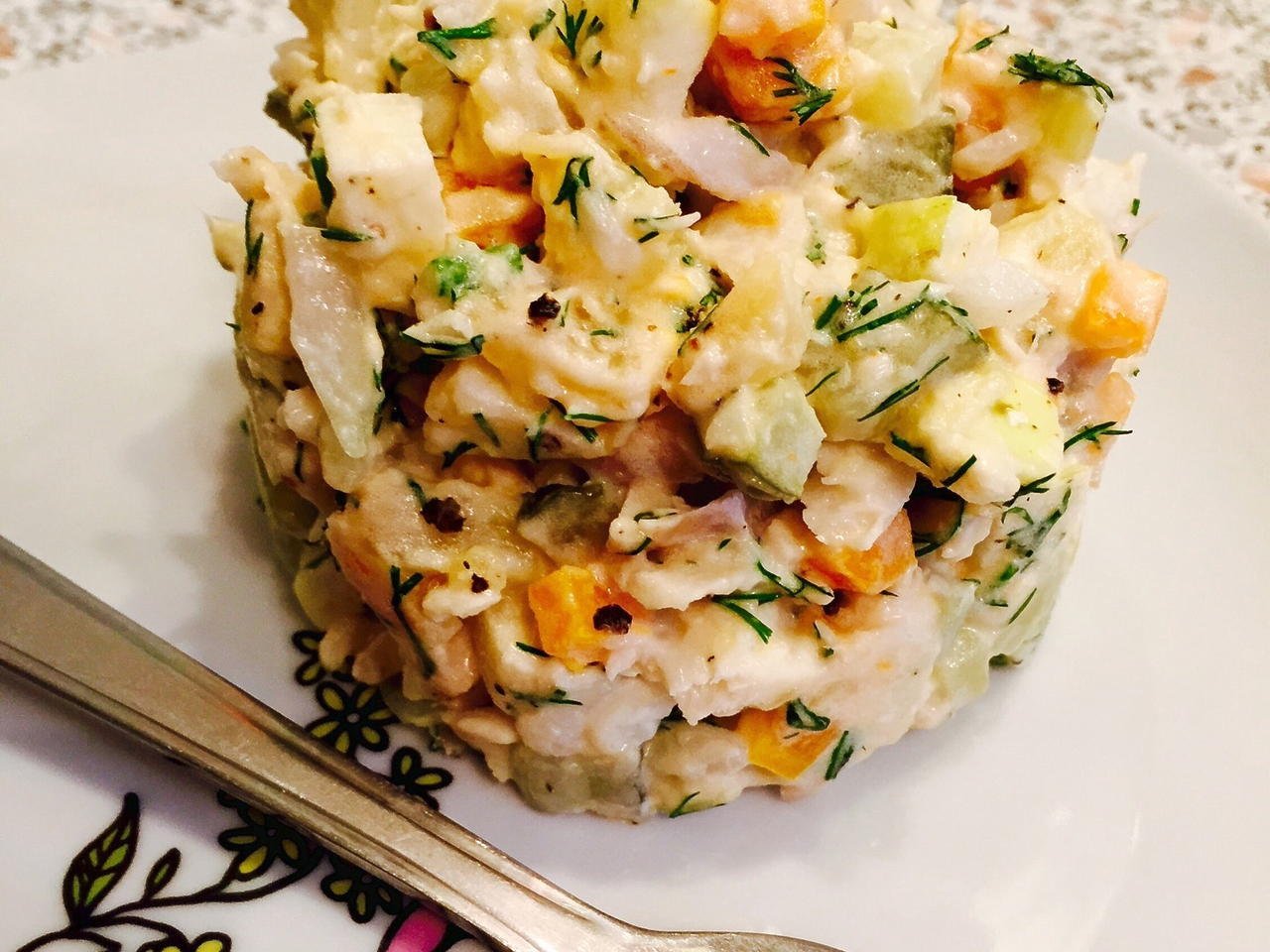 Салат рыбный с картошкой из отварной рыбы. Салат картофельный с рыбой. Рыбный салат с картошкой. Салат с рыбой и картошкой. Салат с треской отварной и картошкой.