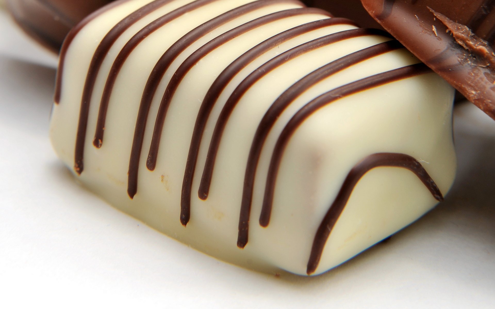 Ну шоколадом. Шоколадные конфеты с помадкой. Белая шоколадная глазурь. Конфеты из белого шоколада. Глазурь из белого шоколада.