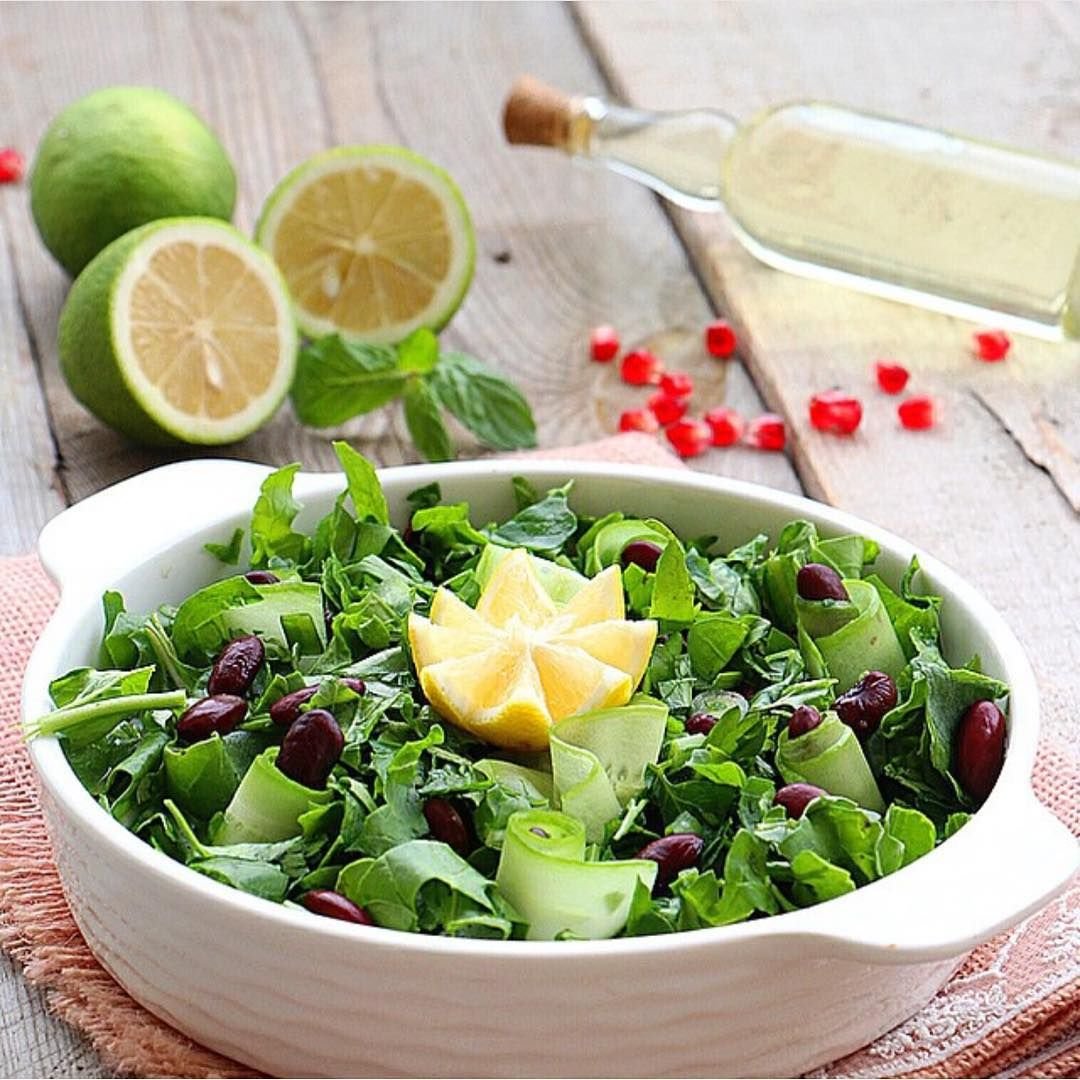 Салат с сельдереем для похудения. Салат. Салат с салатными листьями. Турецкая зелень для салатов. Весенние салаты для похудения.