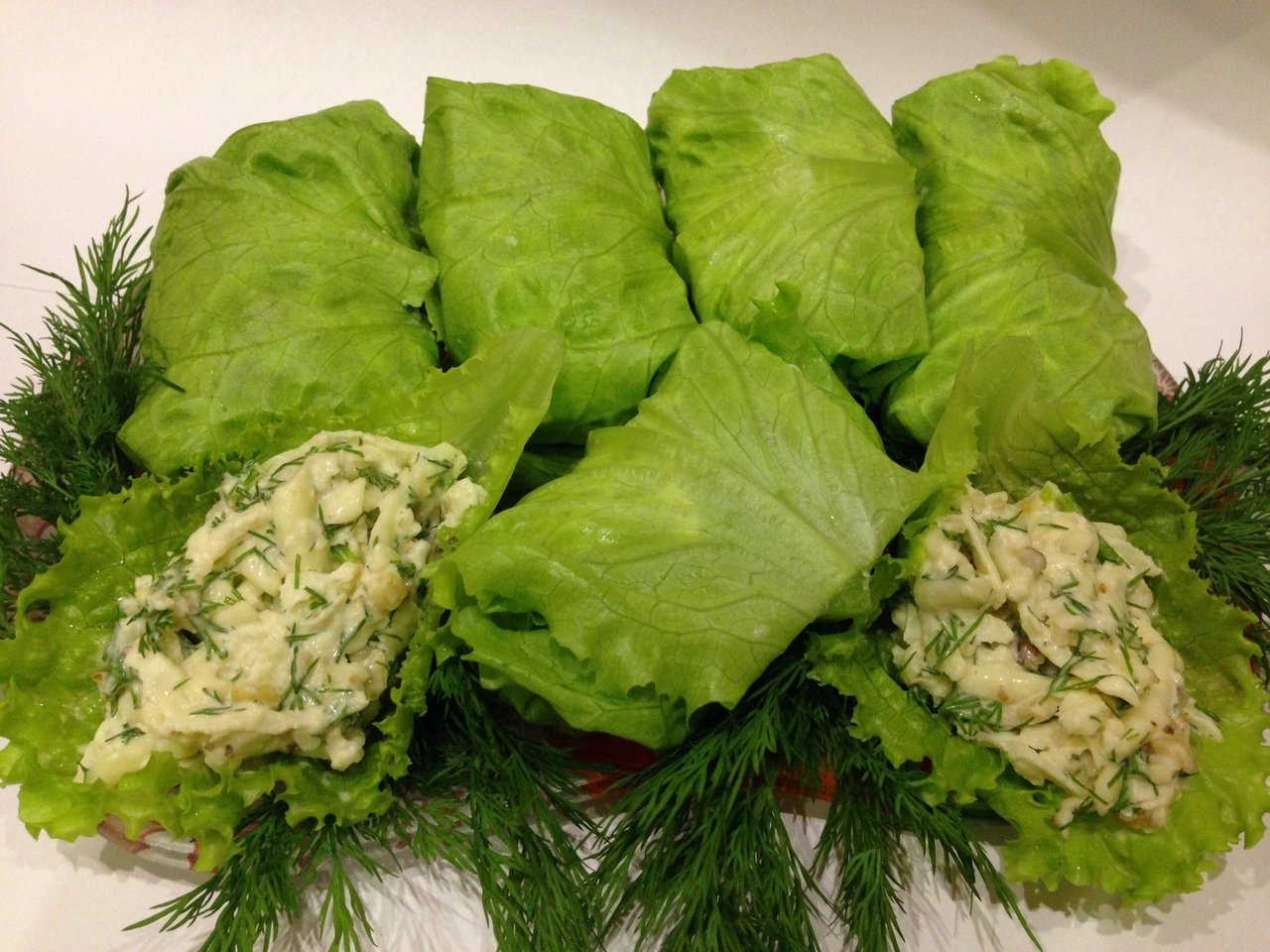 Укроп что приготовить. Закуска в салатном листе. Закуска из салатных листьев. Закуска в листьях салата. Рулетики в листьях салата.