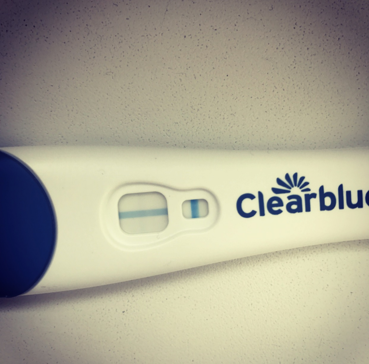 Тест на беременность клеар отзывы. Отрицательный клевблю. Клеар Блю плюс реагент. Тест клеар Блю плюс. Клеа Блю слабоположительный.