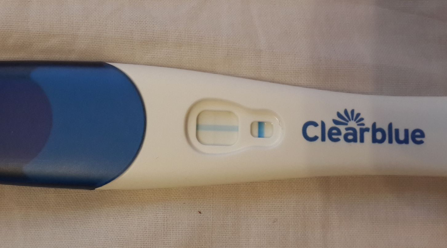 Тест на беременность plus. Клеар Блю струйный 2 полоски. Тест на беременность клеарблц. Положительный тест слеарблю. Тест клеар Блю плюс.