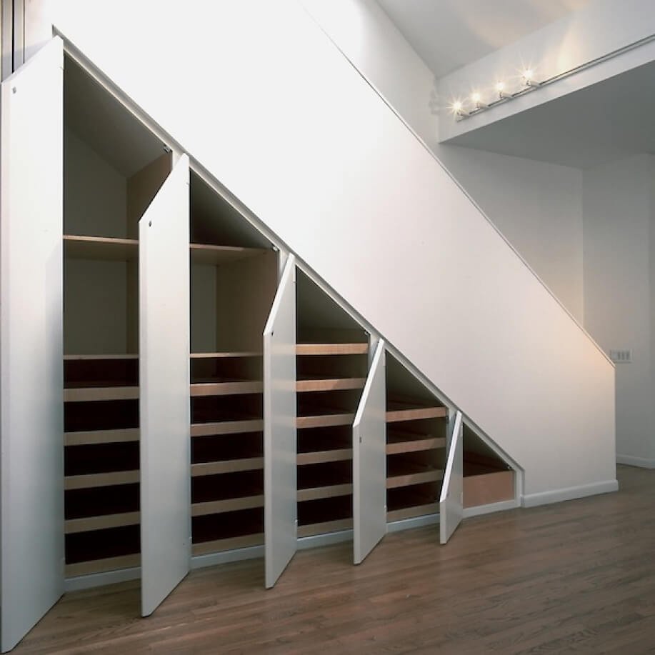 Встроенная мебель под лестницей