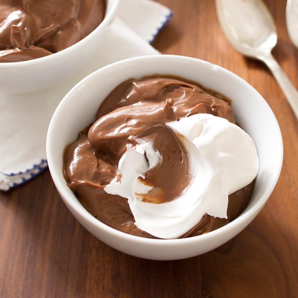 Десерт шоколадный пудинг. Шоколадный пудинг со сливками. Шоколадный пудинг со взбитыми сливками. Йогурт шоколадный пудинг.