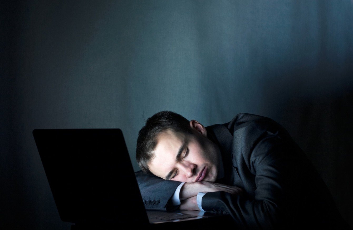Включи экран спать. Человек за компьютером. Человек перед компьютером. Человек сидит в темноте. Мужчина перед компьютером.