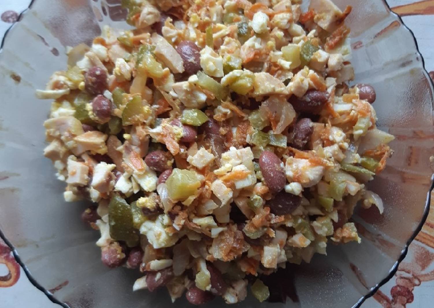 Салат из копчёной грудки с фасолью и сухариками