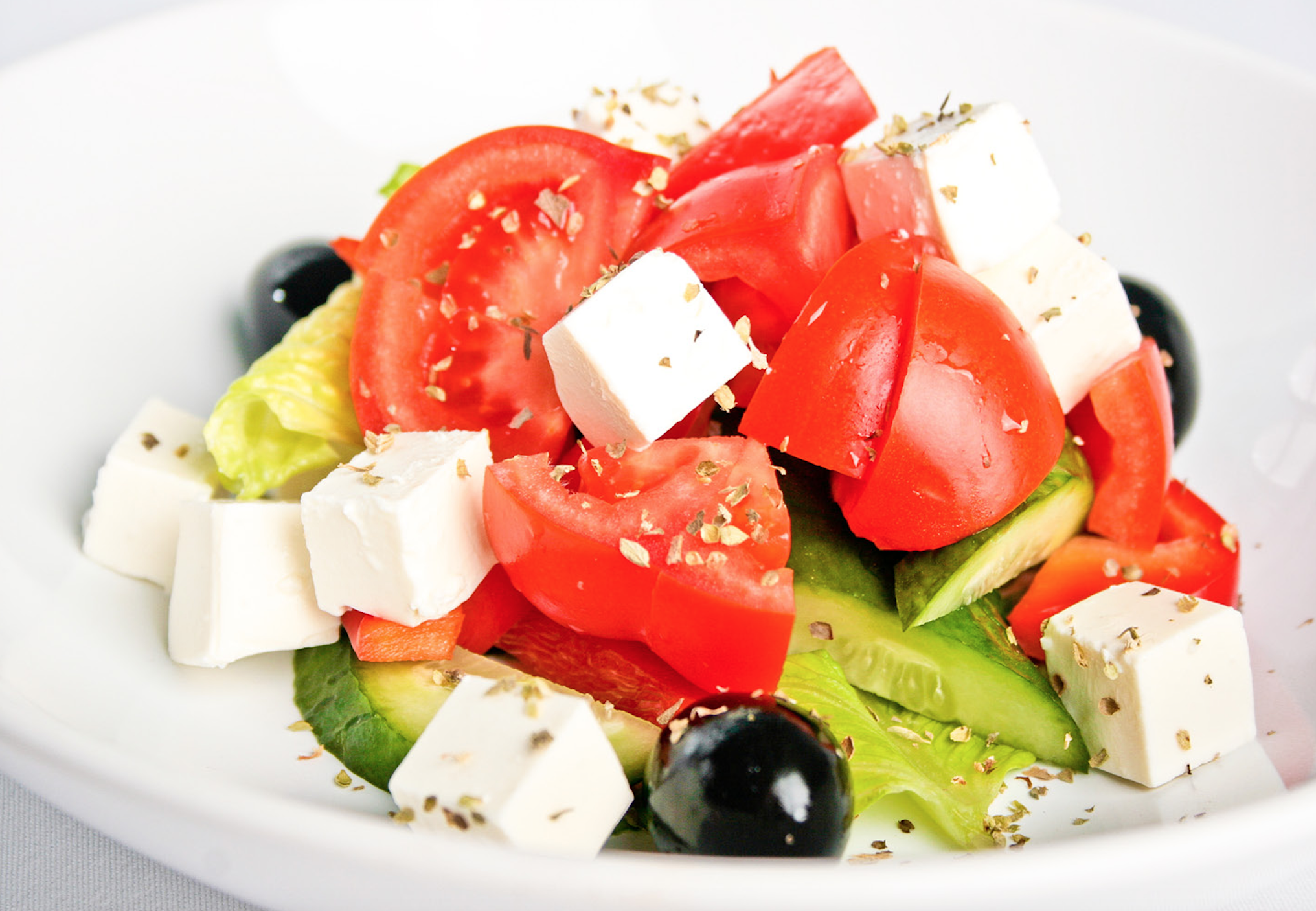 Греческий салат с фетой и оливками. Греческий салат с сыром Фета. Фетакса помидоры,огурцы перец маслины. Салат помидоры болгарский перец сыр Фета. Помидоры черри с фетаксой