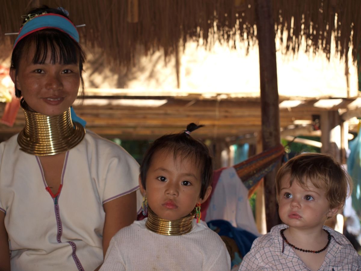 Длинная шея длинная жизнь. Племя Падаунг Бирма без колец. Племя длинношеих женщин. Женщины племени Падаунг.