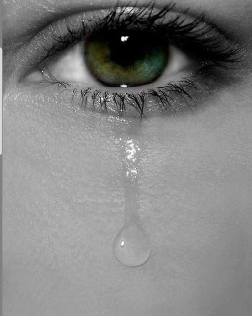 Мне жалко я плачу. Слезы картинки. Плачущие глаза. Душевные слезы. Зеленый глаз со слезой.