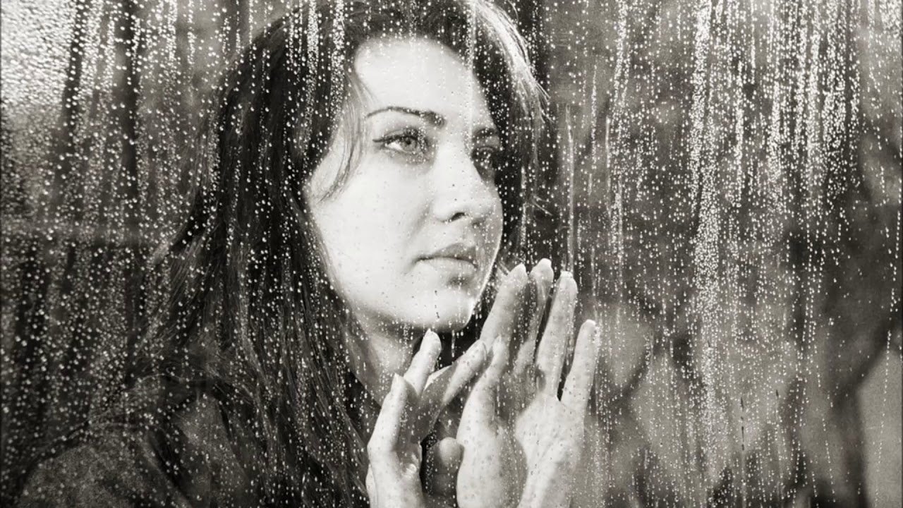 Слезы души музыка. Девушка дождь грусть. Дождь разлука. Девушка плачет под дождем. Печаль дождь девушка.