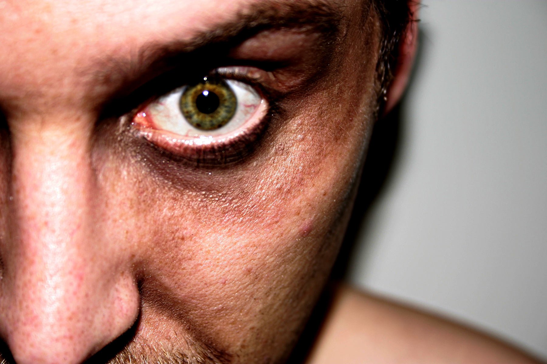 Страх в глазах человека. Злые глаза. Злые мужские глаза.