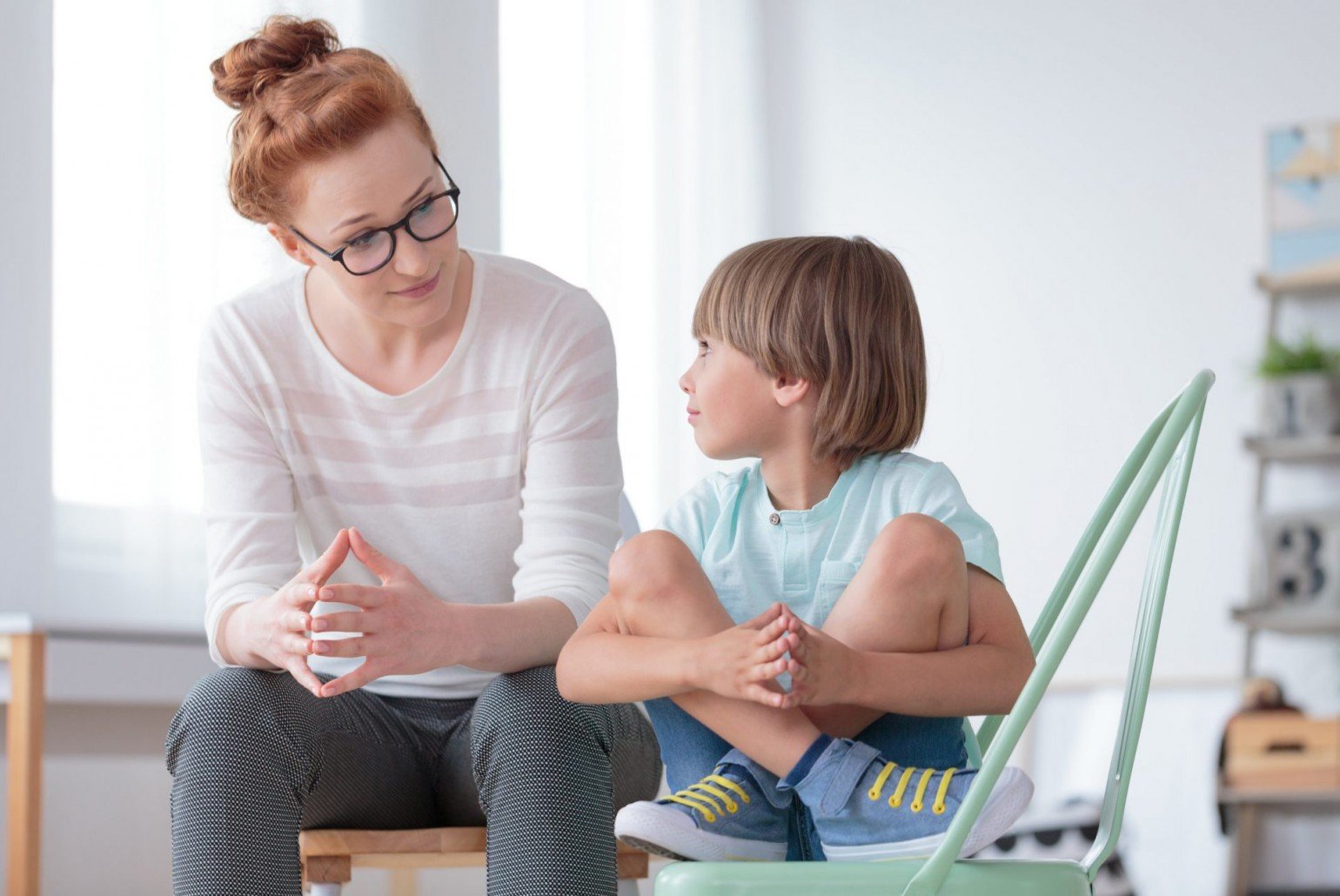 Попроси родителя помочь. Разговор родителей с ребенком. Общение ребенка и взрослого. Психолог и ребенок. Родители и дети.