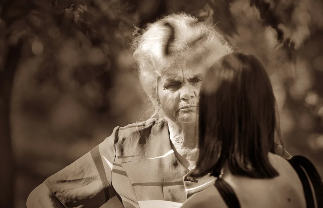 Злая свекровь. Женщина и бабушка в ссоре. Злая пожилая женщина. Свекровь фото.