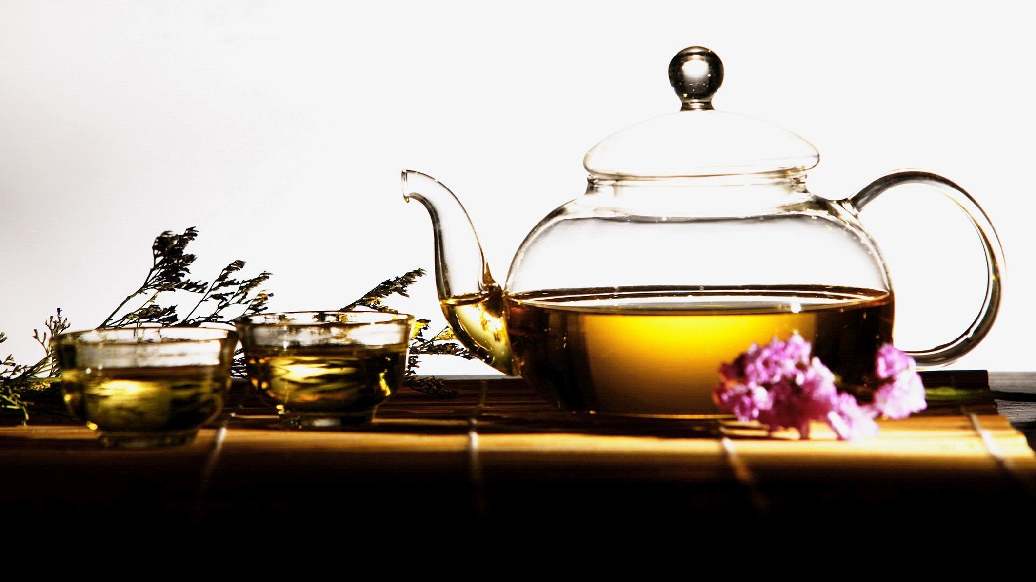 Чайники для церемонии. Чай в чайнике. Чайник и чашка. Красивый чай в чайнике. Прозрачный чайник с чашками.