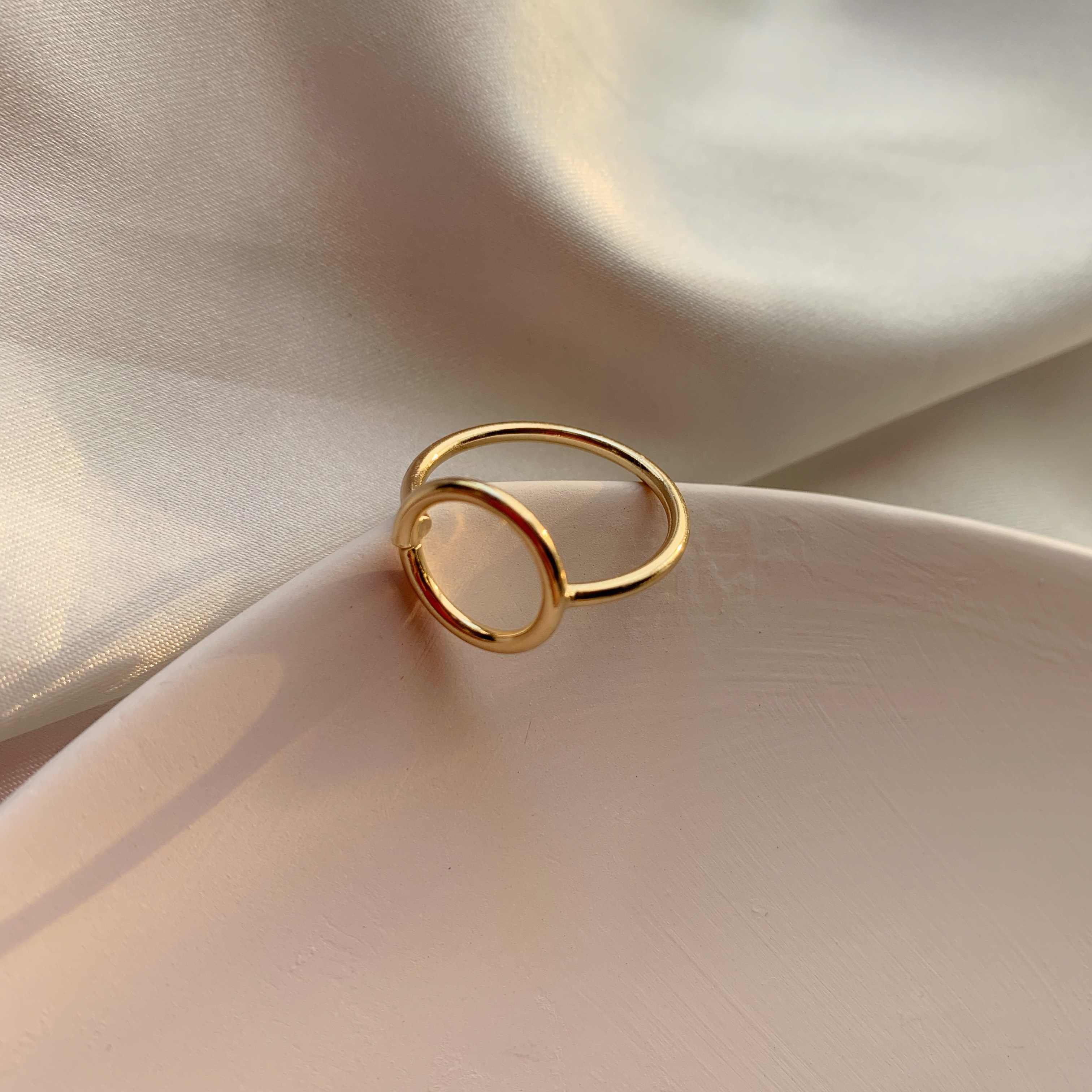 Золотое кольцо. Красивые золотые кольца для девушек. Мягкое золотое кольцо. Кольцо золотое на день влюбленных.