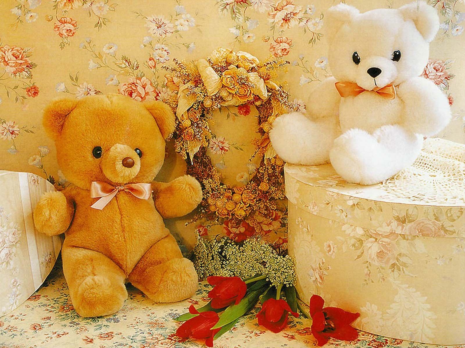 Teddy bear around. Тедди Беар цветы. Плюшевый мишка. Плюшевый Медвежонок с цветами. День плюшевого мишки.