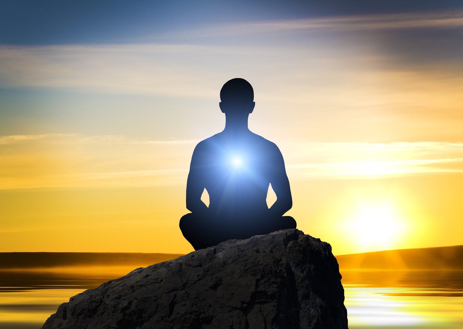 Медитация меняющая. Спокойствие и умиротворение. Душевное спокойствие. Душевного равновесия и гармонии. Медитирующий человек.