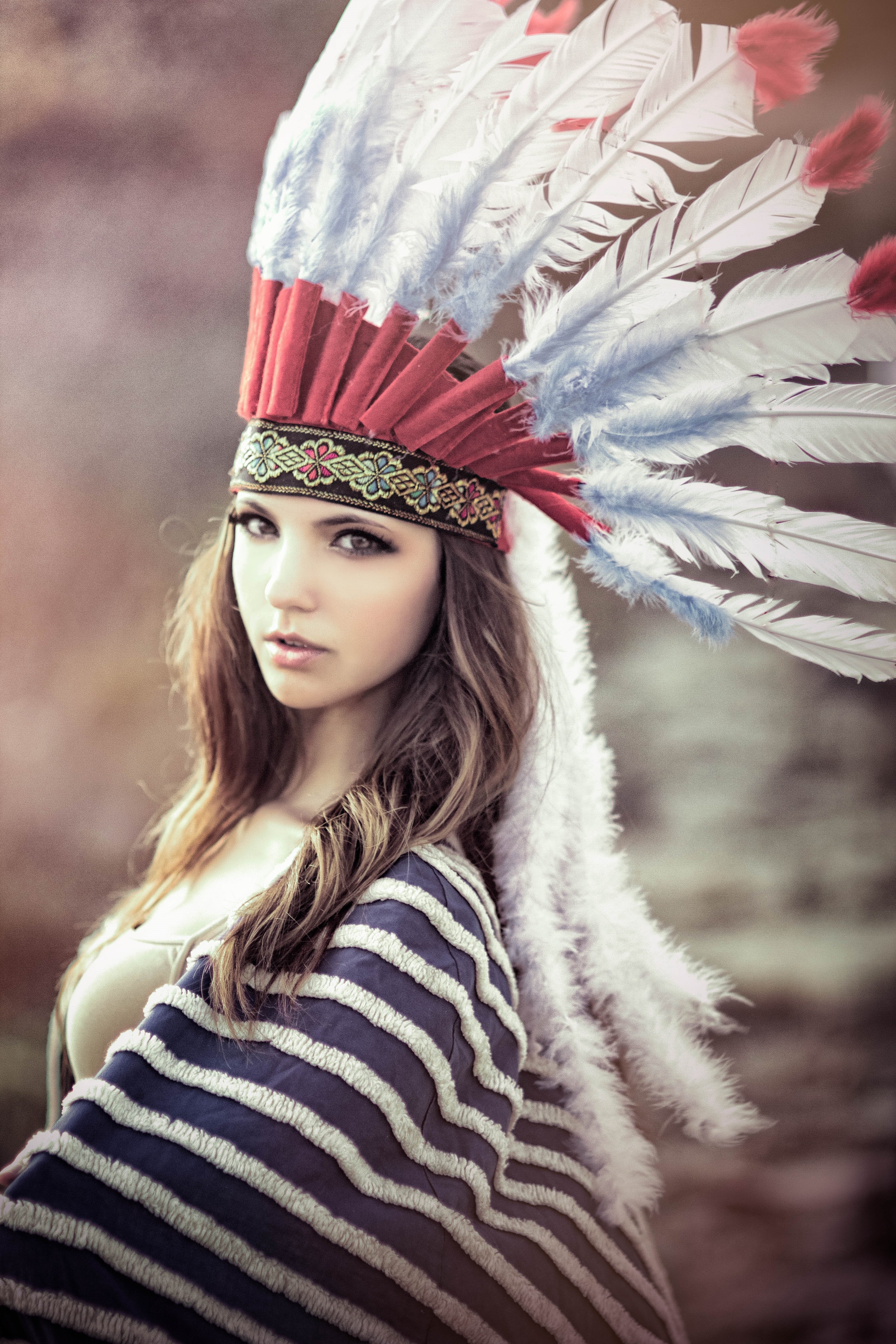 Скво. Индейские Роучи. Индейцы СКВО Северной Америки. СКВО индейская женщина. Роуч головной убор.