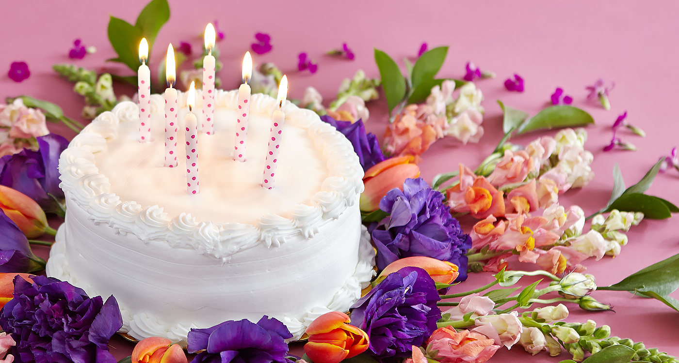 Открытка торт с днем рождения женщине. Красивые торты. Красивые торты на день рождения. Красивые торты с цветами. Торт на день рождения женщине.