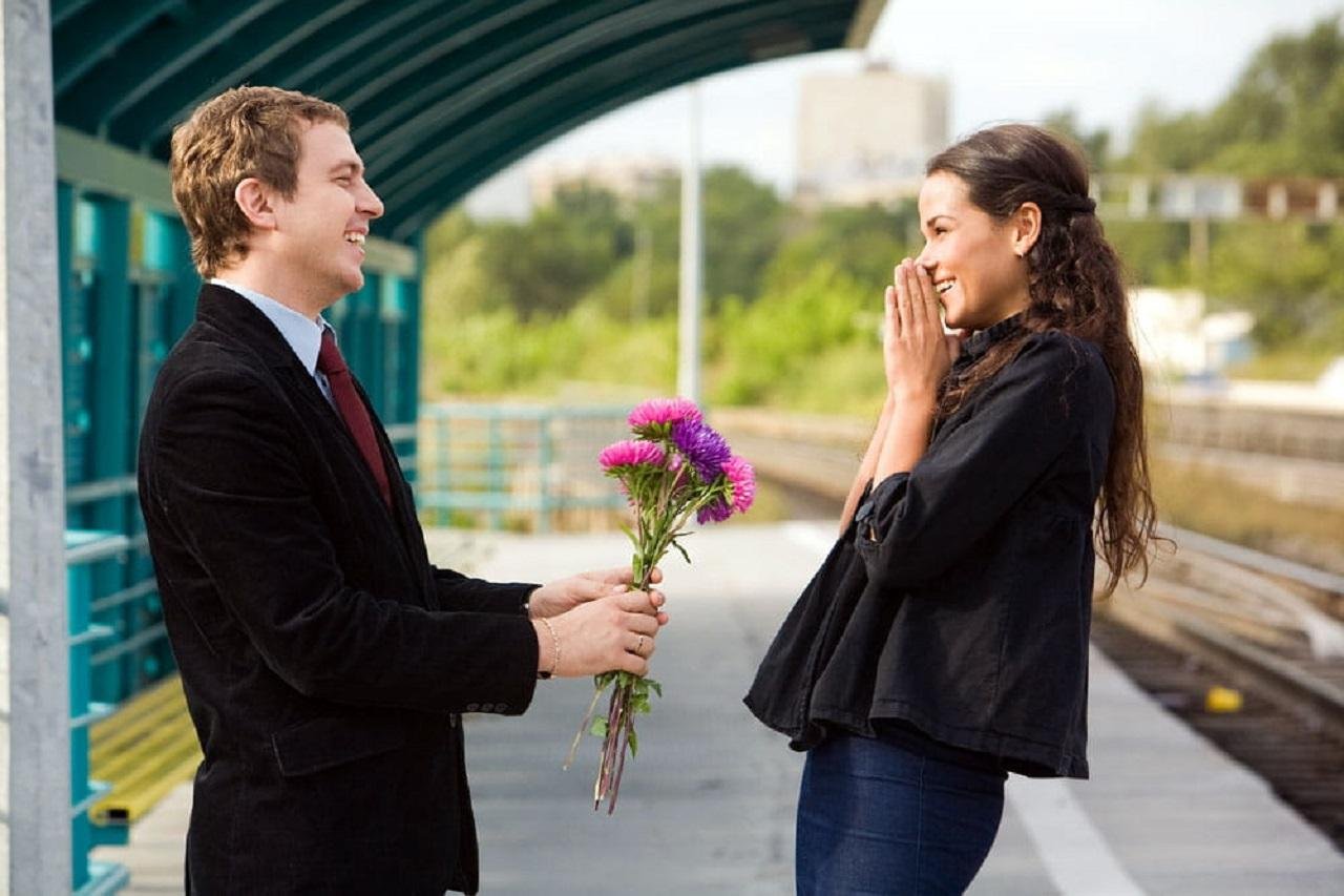 Встретиться картинка. Встреча мужчины и женщины. Девушке дарят цветы. Мужчина и женщина на свидании. Парень знакомится с девушкой.