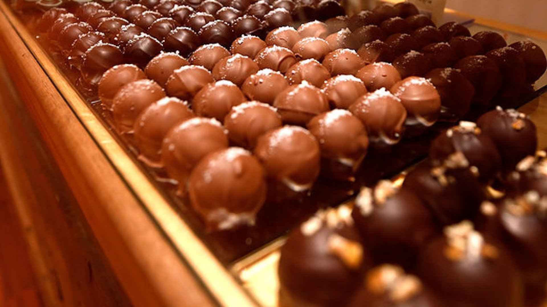 Покажи шоколадную фабрику. Шоколадная фабрика. Шоколадная фабрика в мире. Самая крупная шоколадная фабрика в мире. Большой шоколад.
