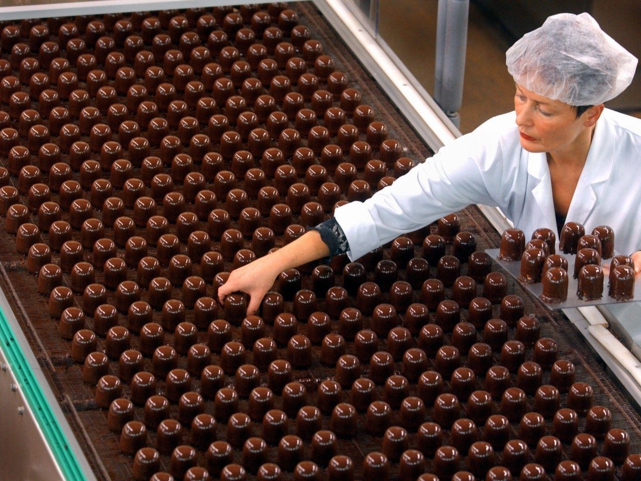 Видео шоколадная фабрика. Новосибирская шоколадная фабрика конвейер. Конвейер по производству конфет. Фабрика шоколада. Фабрика конфет.