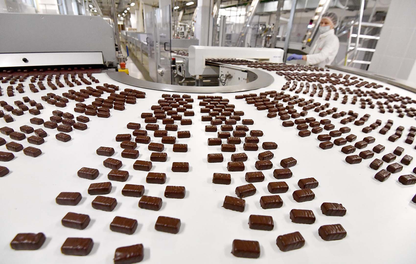 Первая шоколадная фабрика. Новосибирская шоколадная фабрика цех. Новосибирская шоколадная фабрика конвейер. Шоколадная фабрика Татариново. Конфеты Новосибирской шоколадной фабрики.