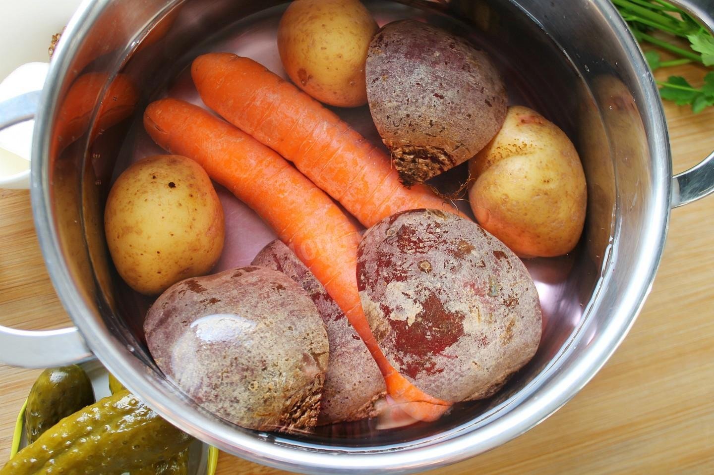 Как приготовить овощи в кастрюле. Вареные овощи. Овощи для винегрета. Вареные картофель и морковь. Вареные овощи в кастрюле.