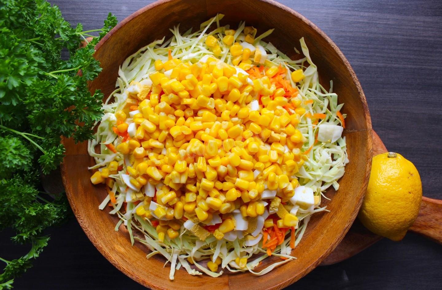 Консервированная кукуруза салаты рецепты с фото. Салат Ромашка с чипсами и кукурузой. Салат с тунцом и кукурузой. Салат с картошкой и кукурузой. Салат кукуруза с рыбной консервой.