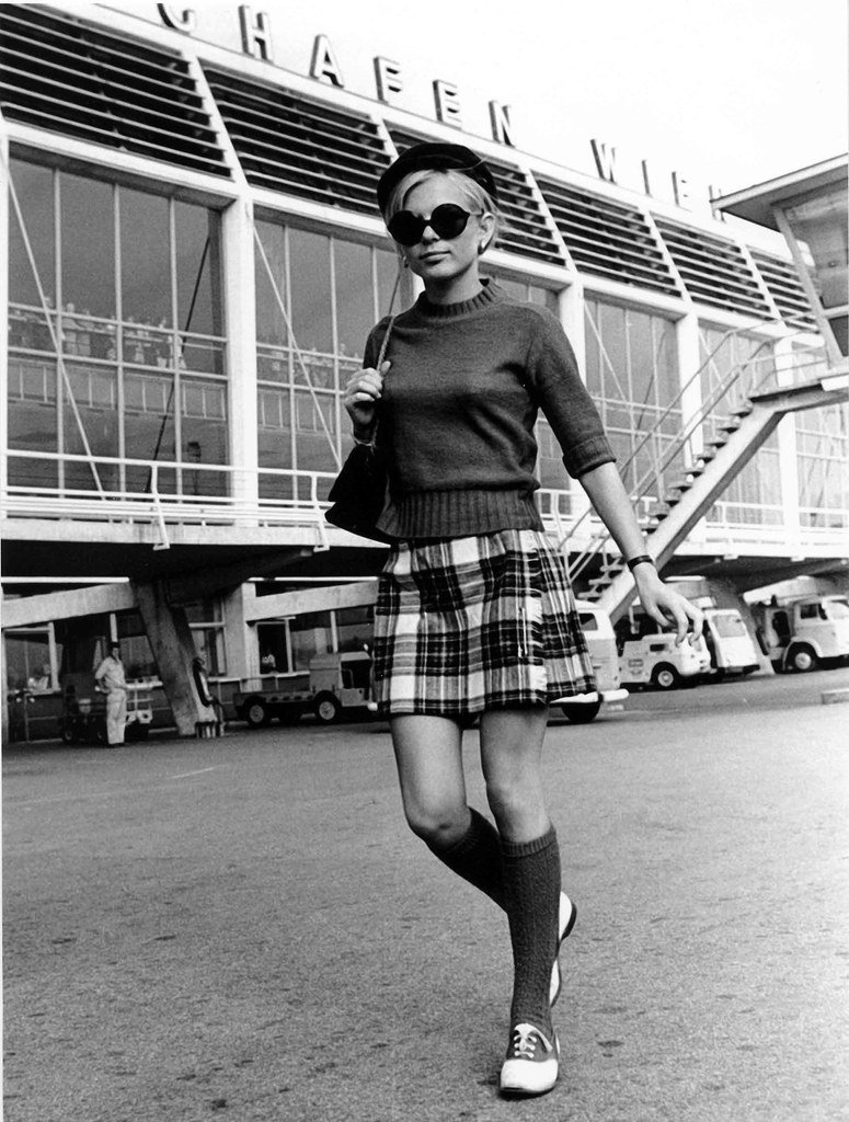 She s french. Мода Франции 60е. 60е годы мода в Великобритании. Франция 60-е стиль. Моды Англия 60-х.