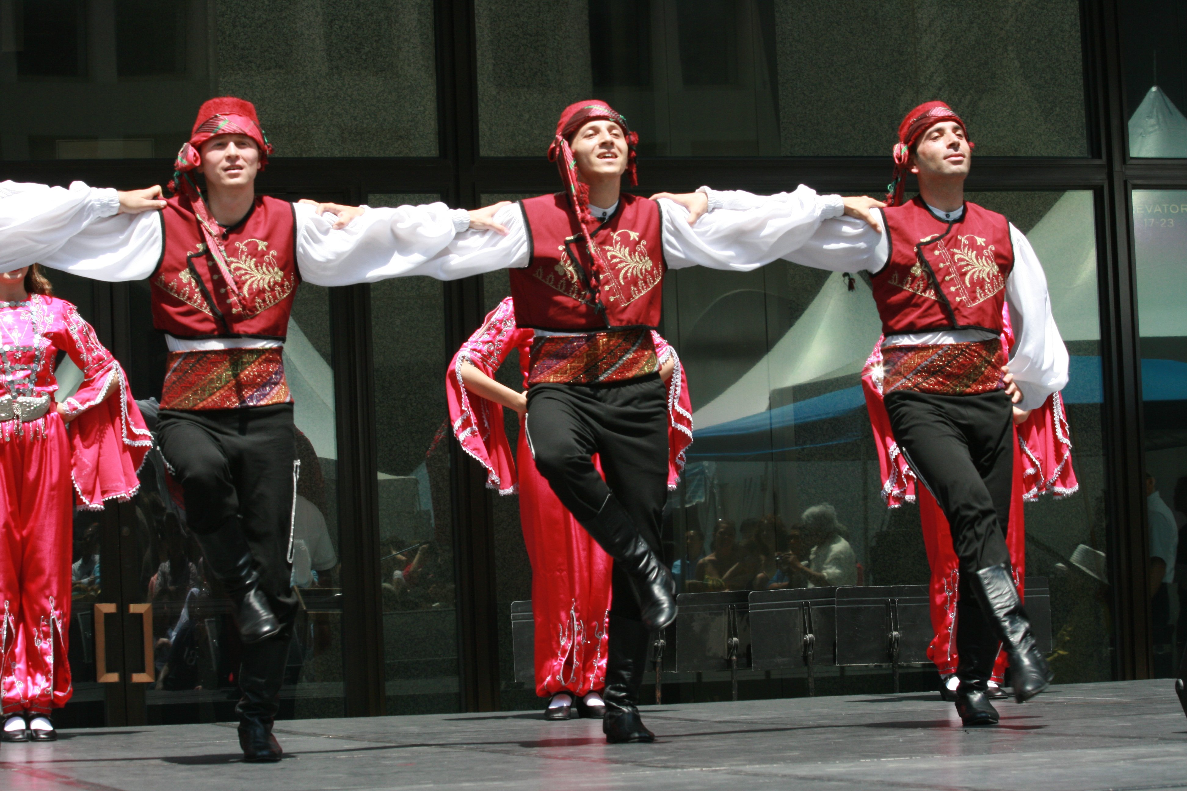 Народные танцы мужчины. Турецкий народный танец. Национальный танец Турции. Турецкие танцы. Народные танцы Турции.