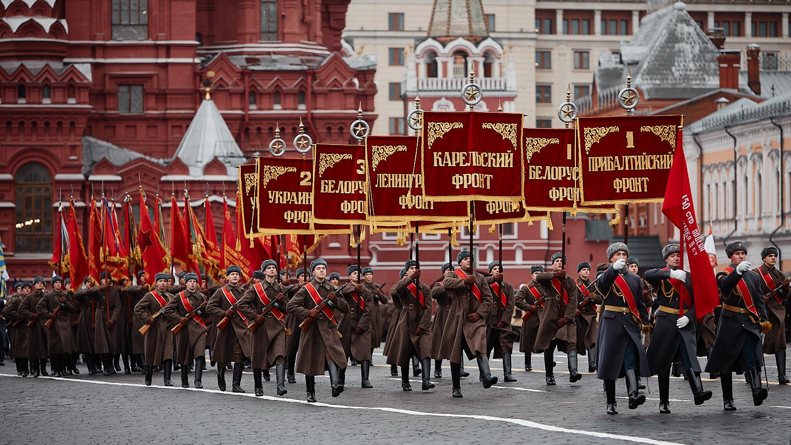 Где проходил первый парад. 24 Июня парад Победы в Москве 1945. Парад Победы на красной площади 1945. Парад 24 июня 1945 года в Москве на красной площади. Знамя Победы на параде Победы 1945 года.