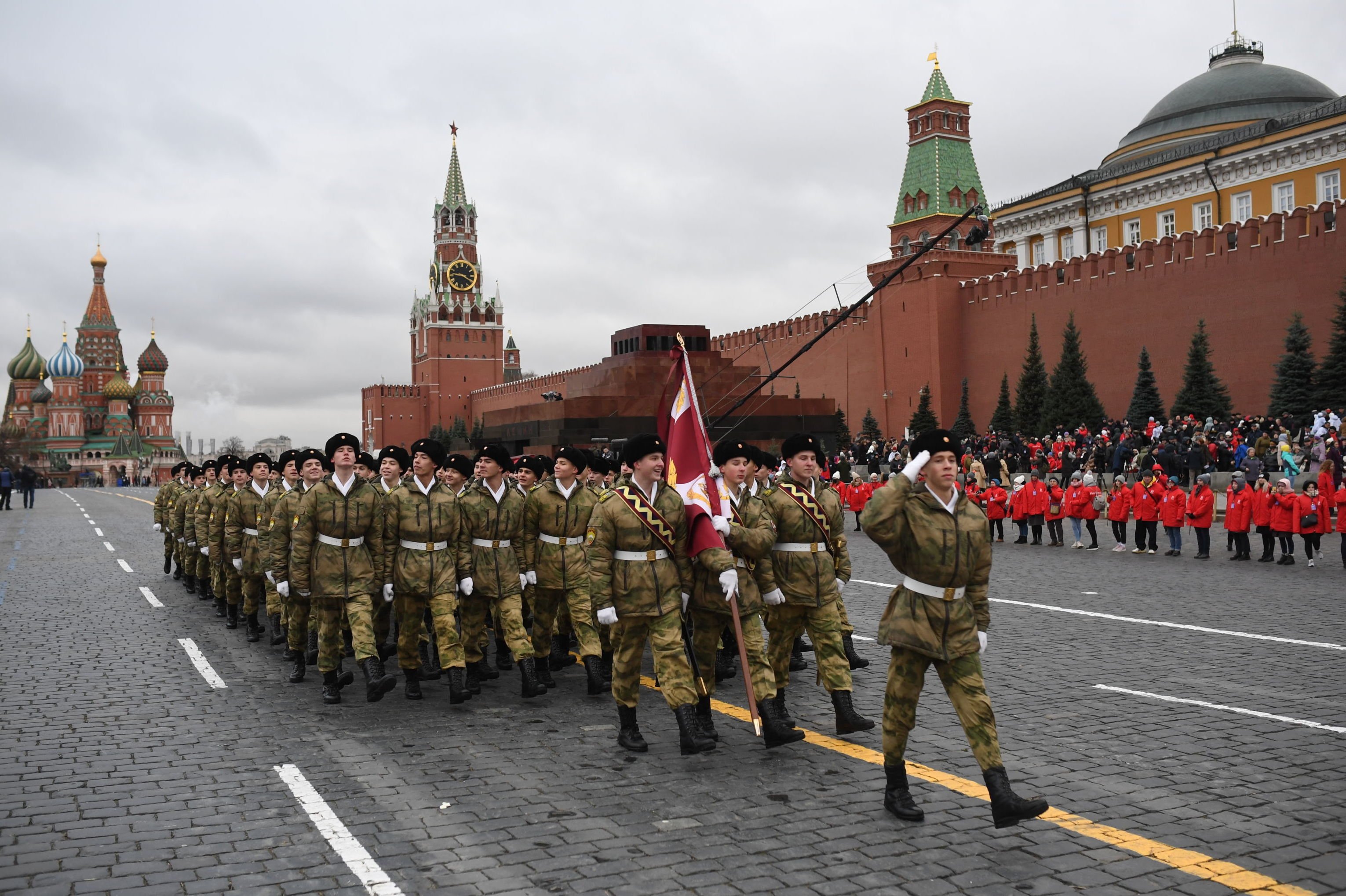 Фотографии победы россии. Военный парад на красной площади. Солдаты маршируют на красной площади. Парад неакрасный площади. Военные на красной площади.