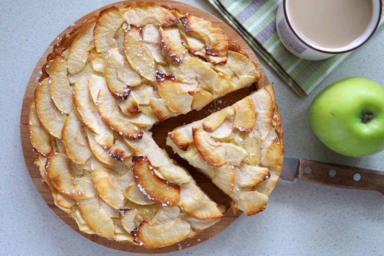 Яблоки кусочки рецепт. Пирог с яблоками. Шарлотка с яблоками. Красивая шарлотка с яблоками. Яблочный пирог на противне.