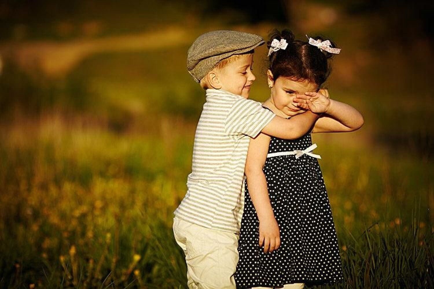 Я люблю маленьких девочек. Мальчик и девочка обнимаются. Мальчик и девочка маленькие. Маленькая девочка обнимает мальчика.