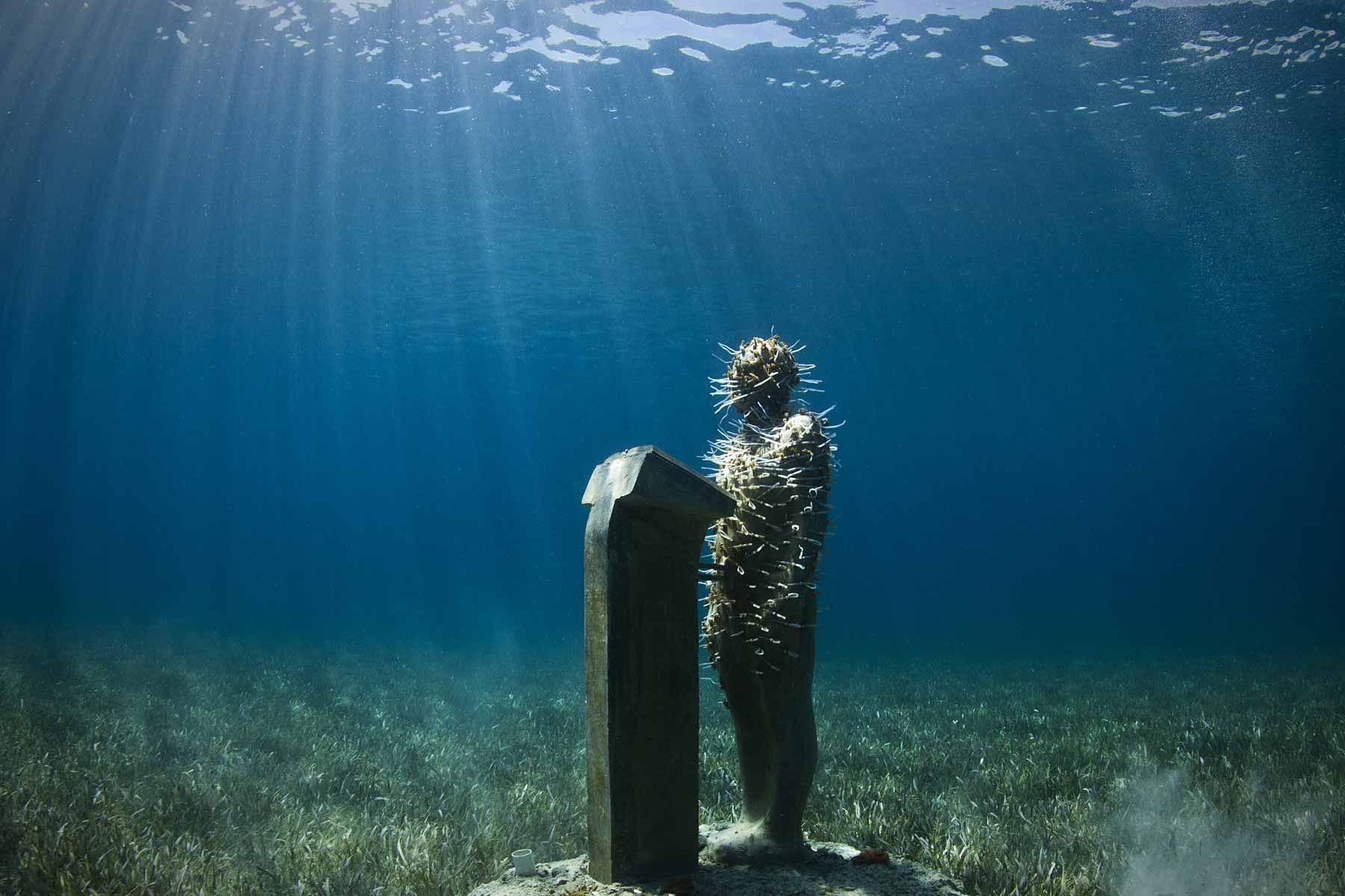 15 про под водой. Подводный музей Джейсона де Кайрес Тейлора. Музей подводных скульптур в Канкуне. Подводный парк Фатом Файв.