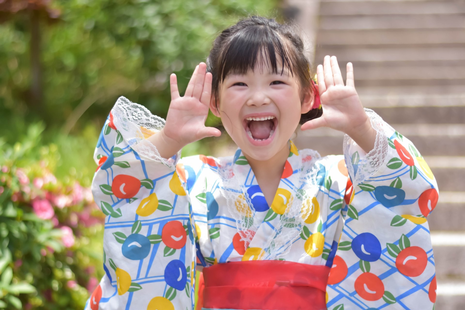 Китай удивлен. Японцы смеются. Японские дети смеются. Японец улыбается. Китаец улыбается.