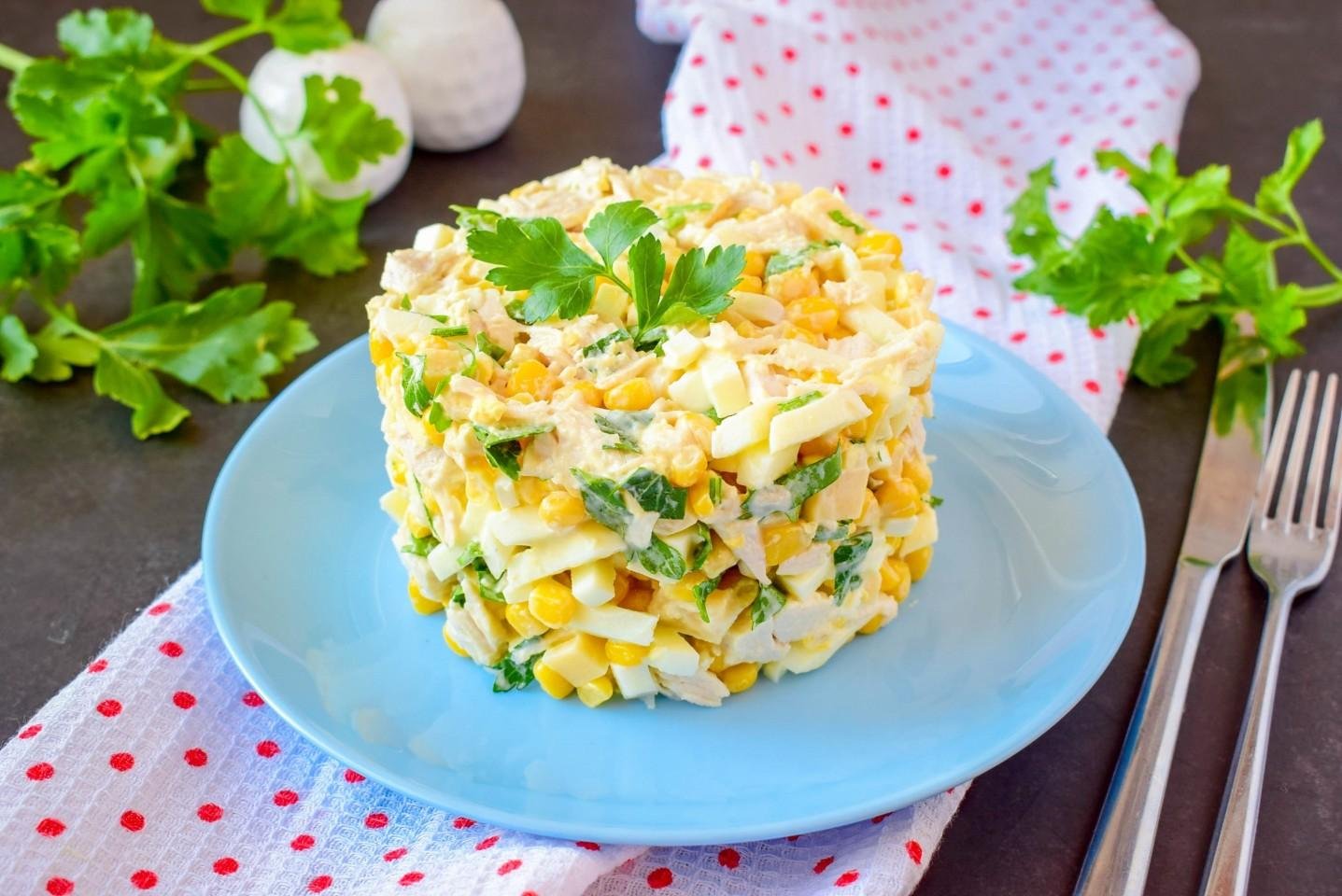 Салат грудка кукуруза яйца сыр