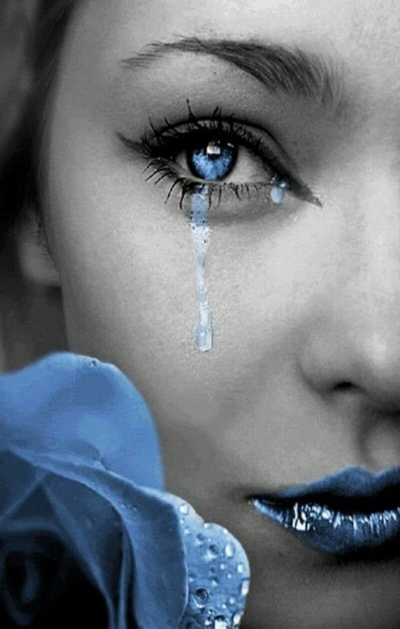 Песня плачут красивые. Слезы картинки. Девушка в слезах. Фотосессия слезы. Голубые глаза женские.