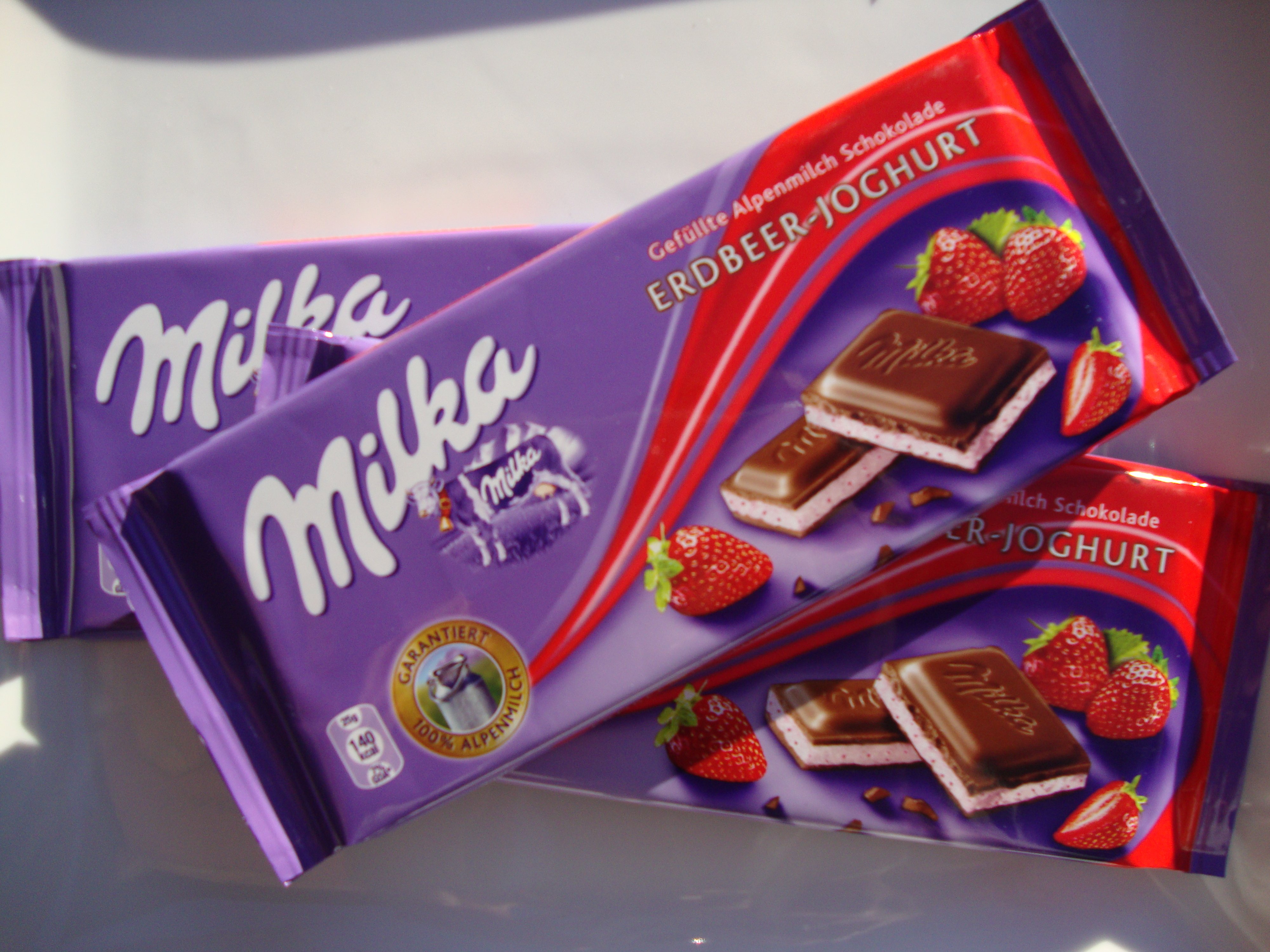 Милка красивая. Шоколад Milka 2022. Шоколад Milka (Милка) Милкинис. Шоколад Милка Милкинис Стикс. Шоколадные плитки Milka.